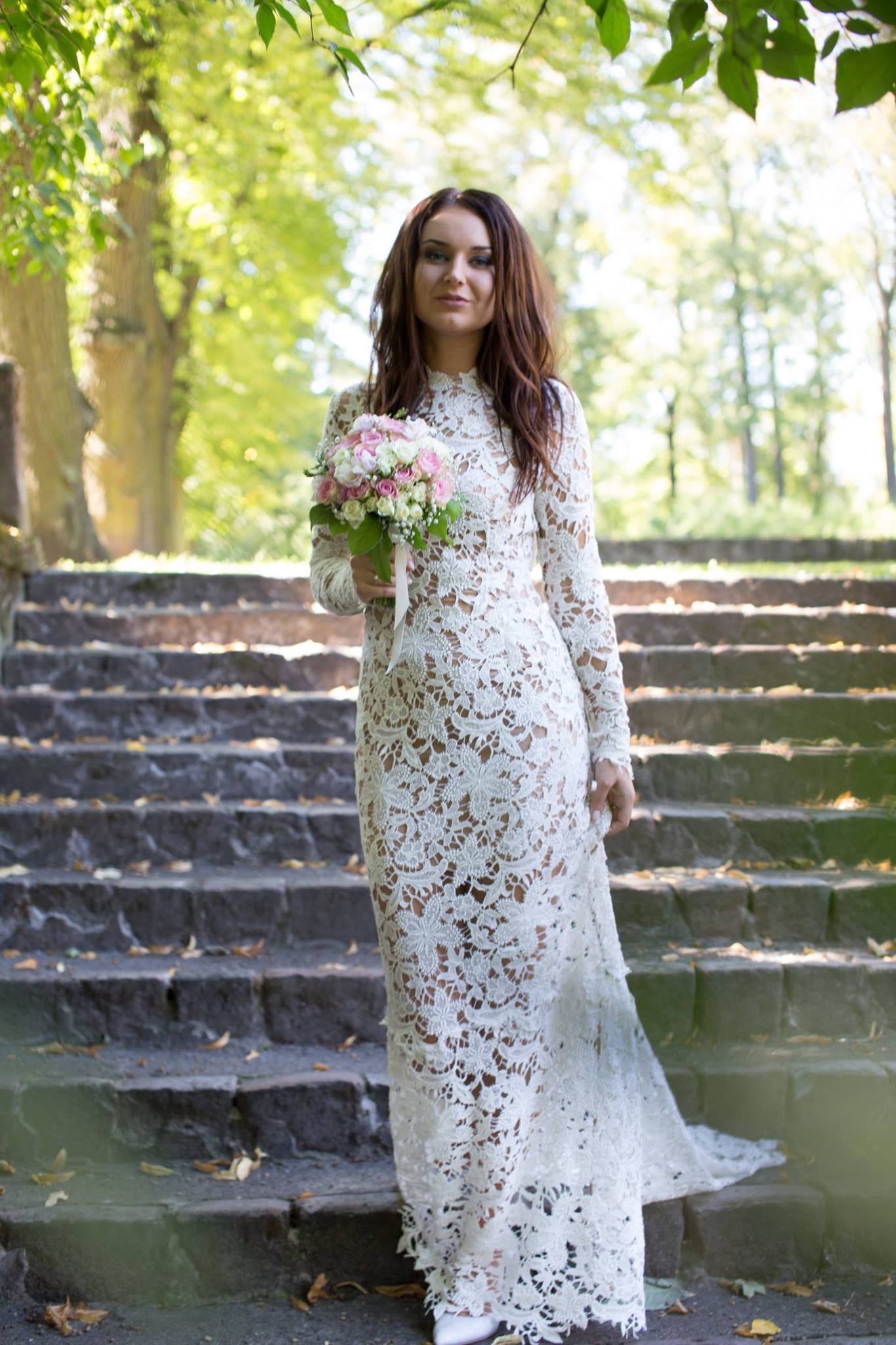 lady on her wedding day in lace wedding dress, long-sleeved
